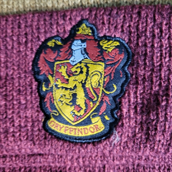 Maroon and Gold Striped Scarf And Hat with Crest - Picture 2 of 3
